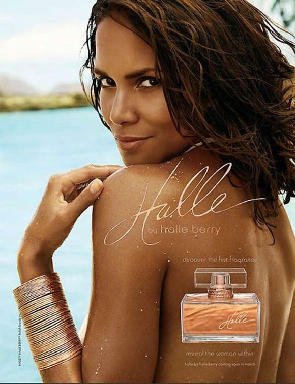 Halle Berry très sensuelle pour la publicité de son parfum Halle
