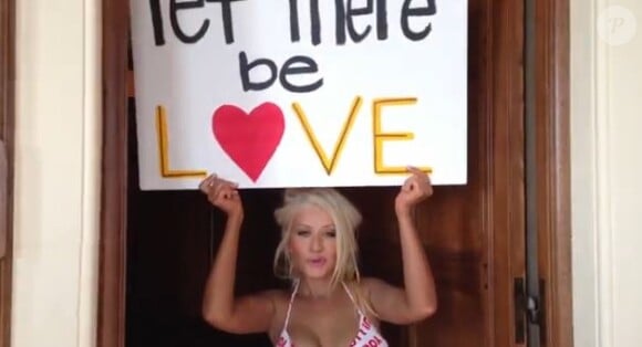 Christina Aguilera dans le clip de son titre Let there be love.