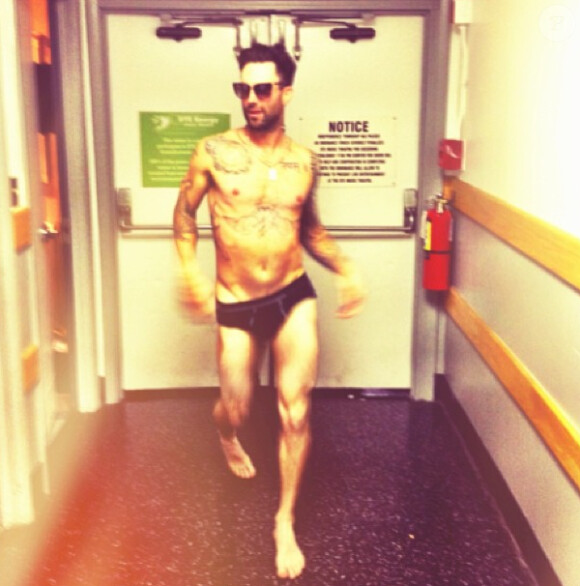Behati Prinsloo, fiancée d'Adam Levine, a posté sur son compte Instagram une photo de lui presque entièrement nu. Août 2013.