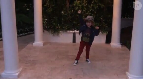 Max, le fils de Christina Aguilera dans la video de Let There Be Love.