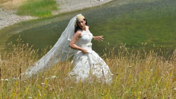 Monica Bellucci : En robe de mariée, célibataire et libérée pour Emir Kusturica