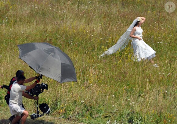 Monica Bellucci en action sur le tournage du film "L'amour et la Paix"dans la province de Zelengora en république serbe de Bosnie-Herzégovine le 14 août 2013.