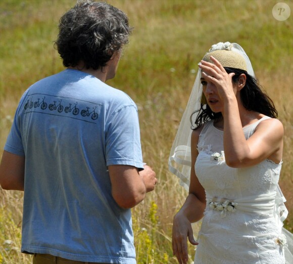 Emir Kusturica conseille Monica Bellucci sur le tournage du film "L'amour et la Paix"dans la province de Zelengora en république serbe de Bosnie-Herzégovine le 14 août 2013.