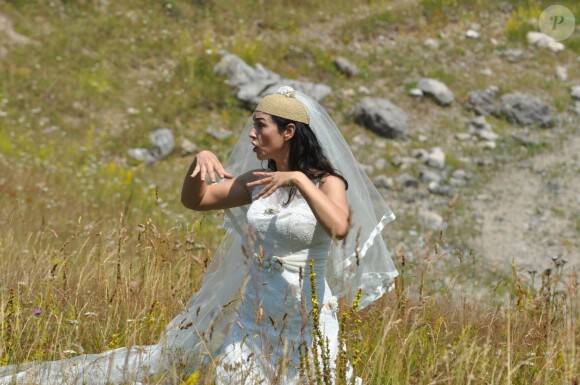 Monica Bellucci en mariée sur le tournage du film "L'amour et la Paix"dans la province de Zelengora en république serbe de Bosnie-Herzégovine le 14 août 2013.
