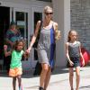 Heidi Klum, accompagnée de son petit ami Martin Kirsten, emmène ses enfants Henry, Johan, Leni et Lou faire du shopping à Westwood, le 25 août 2013.