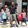 Heidi Klum, accompagnée de son petit ami Martin Kirsten, emmène ses enfants Henry, Johan, Leni et Lou faire du shopping à Westwood, le 25 août 2013.