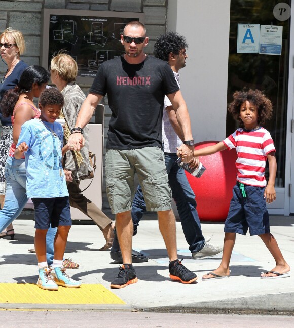 Heidi Klum, accompagnée de son petit ami Martin Kirsten, emmène ses enfants Henry, Johan, Leni et Lou faire du shopping à Westwood, le 25 août 2013.