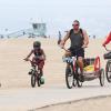 Heidi Klum, accompagnée de son petit ami Martin Kirsten, emmène ses enfants Henry, Johan, Leni et Lou faire du vélo à Santa Monica. La petite famille a passé l'après-midi à la plage. Le 24 août 2013.