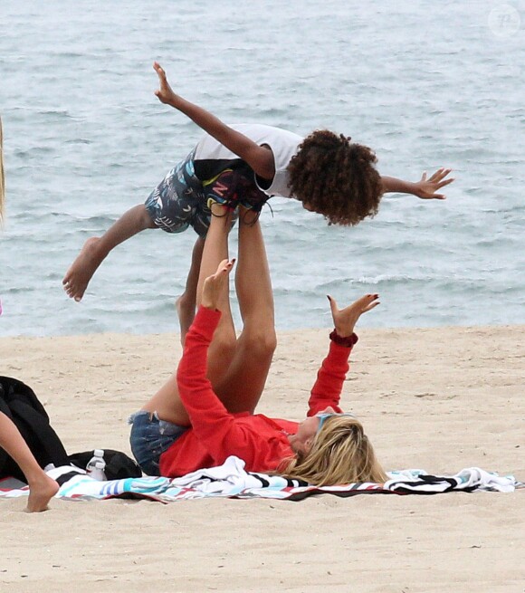Le mannequin Heidi Klum, accompagnée de son petit ami Martin Kirsten, emmène ses enfants Henry, Johan, Leni et Lou faire du vélo à Santa Monica. La petite famille a passé l'après-midi à la plage. Le 24 août 2013.