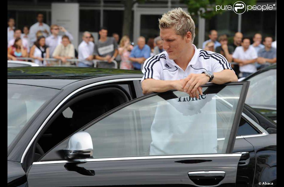 Bastian Schweinsteiger prend possession de son cadeau de ...