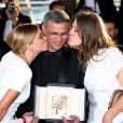 Léa Seydoux et Adèle Exarchopoulos entourant le réalisateur Abdellatif Kechiche et la Palme d'or du film La Vie d'Adèle au Festival de Cannes le 26 mai 2013