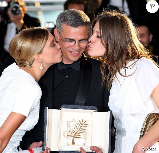 Léa Seydoux et Adèle Exarchopoulos entourant le réalisateur Abdellatif Kechiche et la Palme d'or du film La Vie d'Adèle au Festival de Cannes le 26 mai 2013