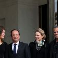 Le président Francois Hollande recevant à l'Elysée le 26 juin 2013 Léa Seydoux, Adèle Exarchopoulos et le réalisateur Abdellatif Kechiche qui viennent de recevoir la Palme d'or du film La Vie d'Adèle au Festival de Cannes le 26 mai 2013