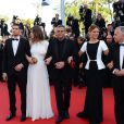 Les actrices Léa Seydoux et Adèle Exarchopoulos avec le producteur Brahim Chioua et le réalisateur Abdellatif Kechiche lors de la cérémonie de clôture du Festival de Cannes le 26 mai 2013