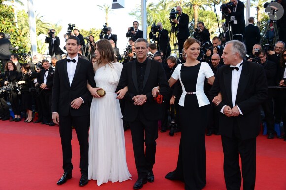 Les actrices Léa Seydoux et Adèle Exarchopoulos avec le producteur Brahim Chioua et le réalisateur Abdellatif Kechiche lors de la cérémonie de clôture du Festival de Cannes le 26 mai 2013