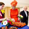 Dégustation de tomates cerises pour la reine Maxima des Pays-Bas lors de l'inauguration du bâtiment Orion à l'Université de Wageningen ainsi que de la nouvelle année universitaire autour du thème ''la croissance responsable'', le 2 septembre 2013