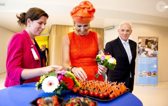 Dégustation de tomates cerises pour la reine Maxima des Pays-Bas lors de l'inauguration du bâtiment Orion à l'Université de Wageningen ainsi que de la nouvelle année universitaire autour du thème ''la croissance responsable'', le 2 septembre 2013