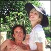 Amanda Lear et son mari Alain-Philippe Malagnac, dans leur maison du Sud de la France, en 1991.