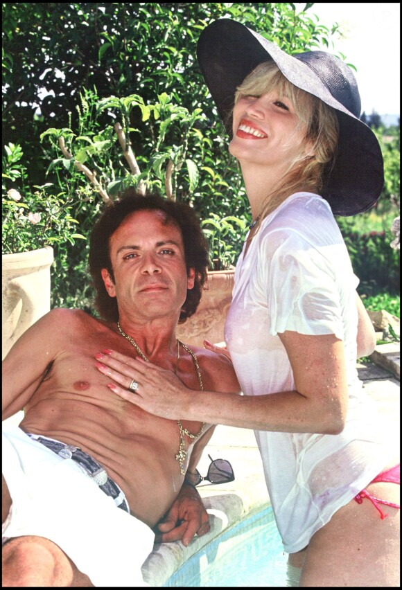 Amanda Lear et son mari Alain-Philippe Malagnac, dans leur maison du Sud de la France, en 1991.