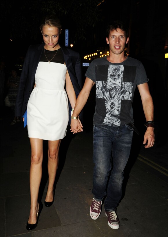 James Blunt et la belle Sofia Wellesley quittant l'Aqua Club après avoir célébré avec Elton John à Londres, le 2 septembre 2013.