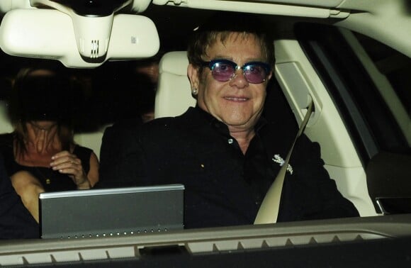 Elton John quittant l'Aqua Club après avoir reçu le Brits Icon Award au London Palladium à Londres, le 2 septembre 2013.