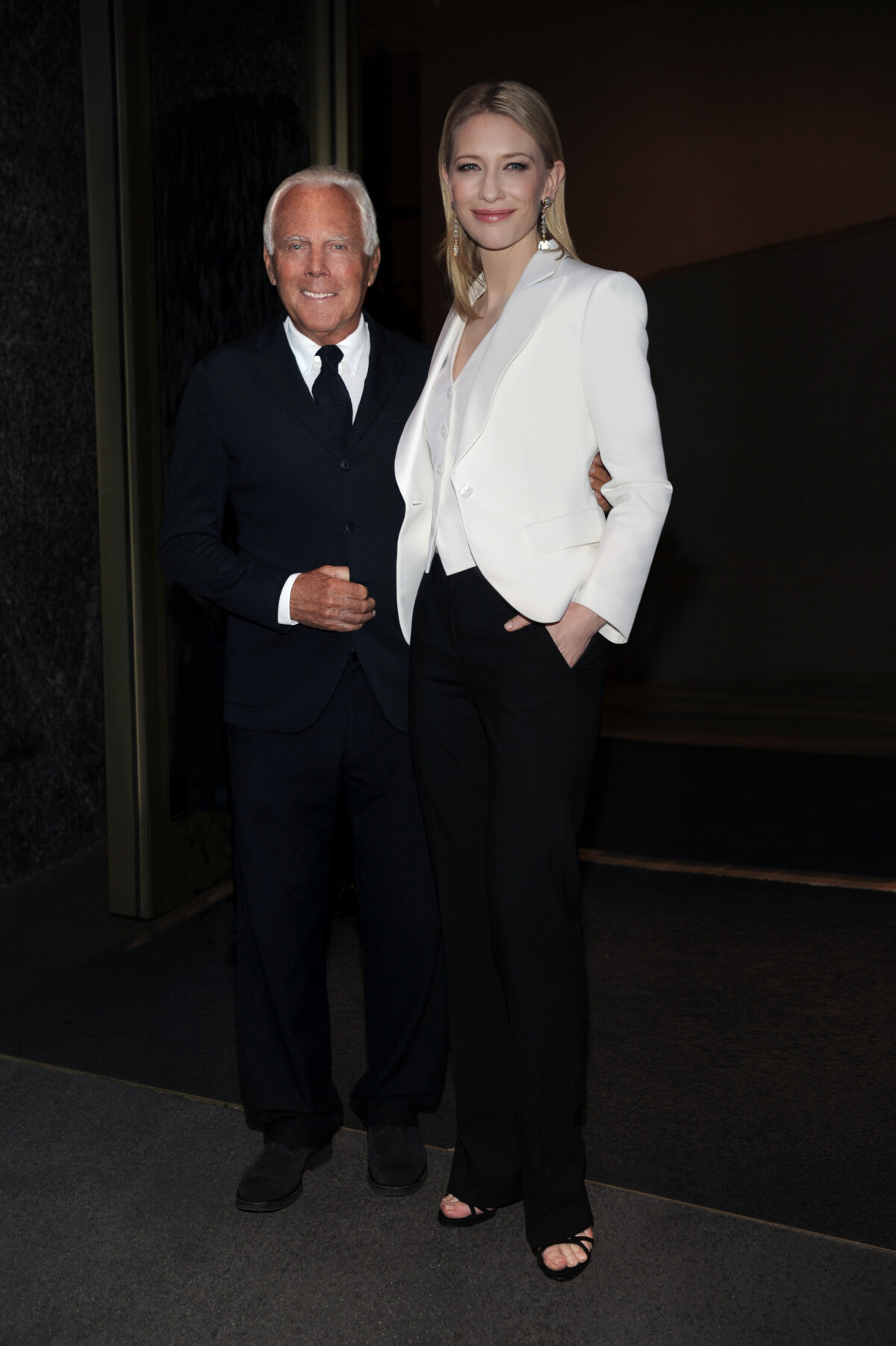 Photo Armani au côté de sa nouvelle égérie Cate Blanchett. Purepeople