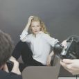 Cate Blanchett dans les coulisses de son shooting pour Sí, le nouveau parfum de Giorgio Armani, avec le photographe Daniel Jackson.