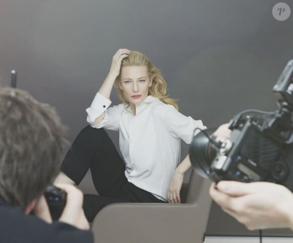 Cate Blanchett dans les coulisses de son shooting pour Sí, le nouveau parfum de Giorgio Armani, avec le photographe Daniel Jackson.