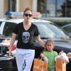 Jennifer Lopez fait du shopping avec sa fille Emme, à Los Angeles, le 1er septembre 2013, elle la retient par les cheveux sur le parking !