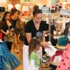 Jennifer Lopez fait du shopping avec sa fille Emme, à Los Angeles, le 1er septembre 2013, elle la retient par les cheveux sur le parking !