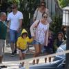 Jennifer Lopez, son compagnon Casper Smart et ses enfants Emme et Max à Malibu, le 6 juillet 2013.