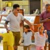 Casper Smart a fait du shopping avec Max et Emme, les enfants de Jennifer Lopez, au centre commercial de Century City, le 28 août 2013. Il a acheté des chaussures et des cookies pour les enfants.