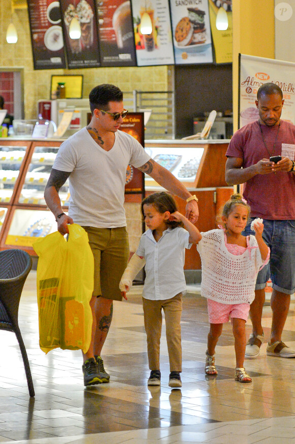 Casper Smart a fait du shopping avec Max et Emme, les enfants de Jennifer Lopez, au centre commercial de Century City, le 28 août 2013. Il a acheté des chaussures et des cookies pour les enfants.