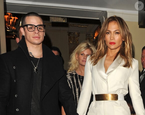 Jennifer Lopez et son petit ami Casper Smart à la sortie de l'hôtel Dorchester à Londres, le 30 mai 2013.