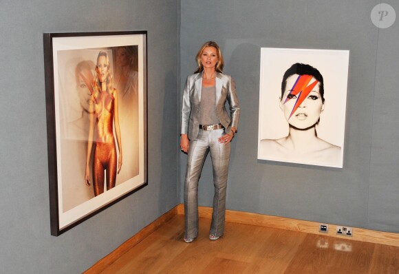 Kate Moss de passage à la maison Christie's pour l'exposition Kate Moss: The Collection, dont les oeuvres seront bientôt vendues aux enchères. Londres, le 4 septembre 2013.