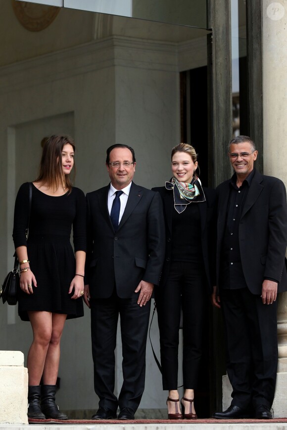 François Hollande reçoit les gagnants de la Palme d'or, Adèle Exarchopoulos, Léa Seydoux et Abdellatif Kechiche à l’Élysée. Paris, le 26 juin 2013.