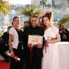 Léa Seydoux, le réalisateur Abdellatif Kechiche et Adèle Exarchopoulos lors avec la Palme d'or pour leur film La Vie d'Adèle au Festival de Cannes 2013