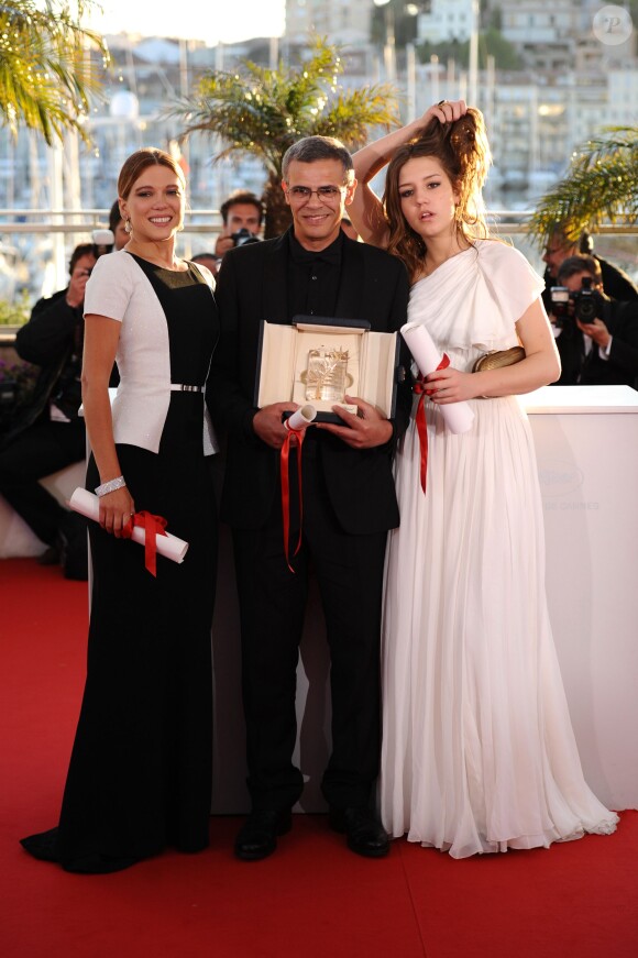 Léa Seydoux, le réalisateur Abdellatif Kechiche et Adèle Exarchopoulos lors avec la Palme d'or pour leur film La Vie d'Adèle au Festival de Cannes 2013