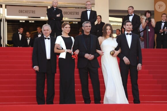 Le producteur Brahim Chioua, l'actrice Léa Seydoux, le réalisateur Abdellatif Kechiche, l'actrice Adèle Exarchopoulos et Jérémie Laheurte lors de la cérémonie de clôture du Festival de Cannes 2013