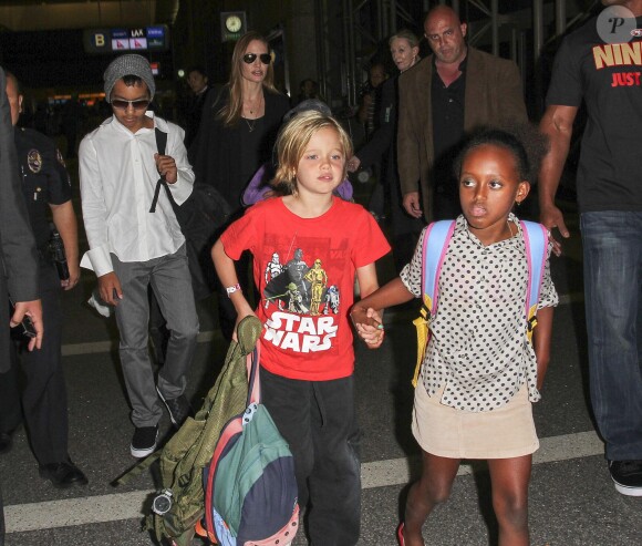 Angelina Jolie avec ses enfants Maddox, Shiloh, Pax, Zahara, Vivienne et Knox à l'aéroport de Los Angeles le 4 septembre 2013
