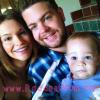 Lisa et Jack Osbourne posent avec leur fille Pearl pour annoncer la deuxième grossesse de la jeune femme sur Raddest Mom, le 6 août 2013.