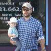 Jack Osbourne se promène, avec sa fille Pearl dans les bras, dans les rues de Los Angeles. Le 16 août 2013.