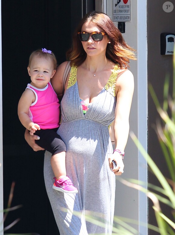 Lisa Stelly emmène sa fille Pearl faire une activité à Los Angeles, le 7 août 2013.