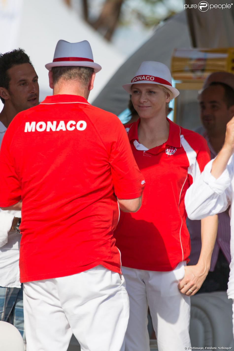 Le prince Albert II de Monaco et la princesse Charlene, associés à Dylan Rocher et Daniel Elena, ont remporté le 5 septembre 2013 le tournoi Peace and sport pro/am organisé à la veille de la finale des Masters de Pétanque de Monaco 2013 sur la place du palais princier. 