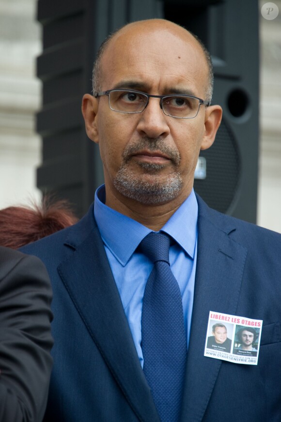 Harlem Desir au rassemblement de soutien sur le parvis de l'Hôtel de Ville à Paris, aux journalistes Didier Francois et Edouard Elias, otages en Syrie depuis trois mois, le 6 septembre 2013.