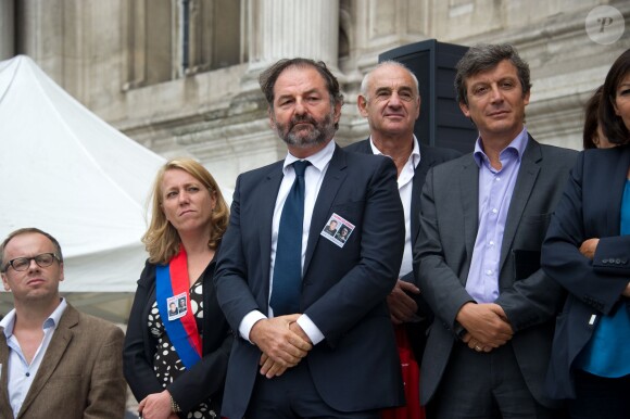 Denis Olivennes au rassemblement de soutien sur le parvis de l'Hôtel de Ville à Paris, aux journalistes Didier Francois et Edouard Elias, otages en Syrie depuis trois mois, le 6 septembre 2013.