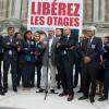 Rassemblement de soutien sur le parvis de l'Hôtel de Ville à Paris, aux journalistes Didier Francois et Edouard Elias, otages en Syrie depuis trois mois, le 6 septembre 2013.