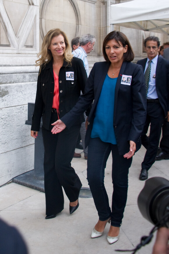 Valérie Trierweiler et Anne Hidalgo au rassemblement de soutien sur le parvis de l'Hôtel de Ville à Paris, aux journalistes Didier Francois et Edouard Elias, otages en Syrie depuis trois mois, le 6 septembre 2013.