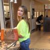 Sofia Vergara, a fait du shopping chez Bulgari avant d'aller au restaurant et de tomber dans les escaliers, à Beverly Hills, le 5 septembre 2013.