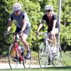 Exclusif - Dennis Quaid et son épouse Kimberly ont fait le 6 septembre 2013 une promenade à vélo ensemble dans le quartier de Brentwood, à Los Angeles. Après le rocambolesque feuilleton de leur divorce finalement avorté, les époux semblent avancer dans la même direction.